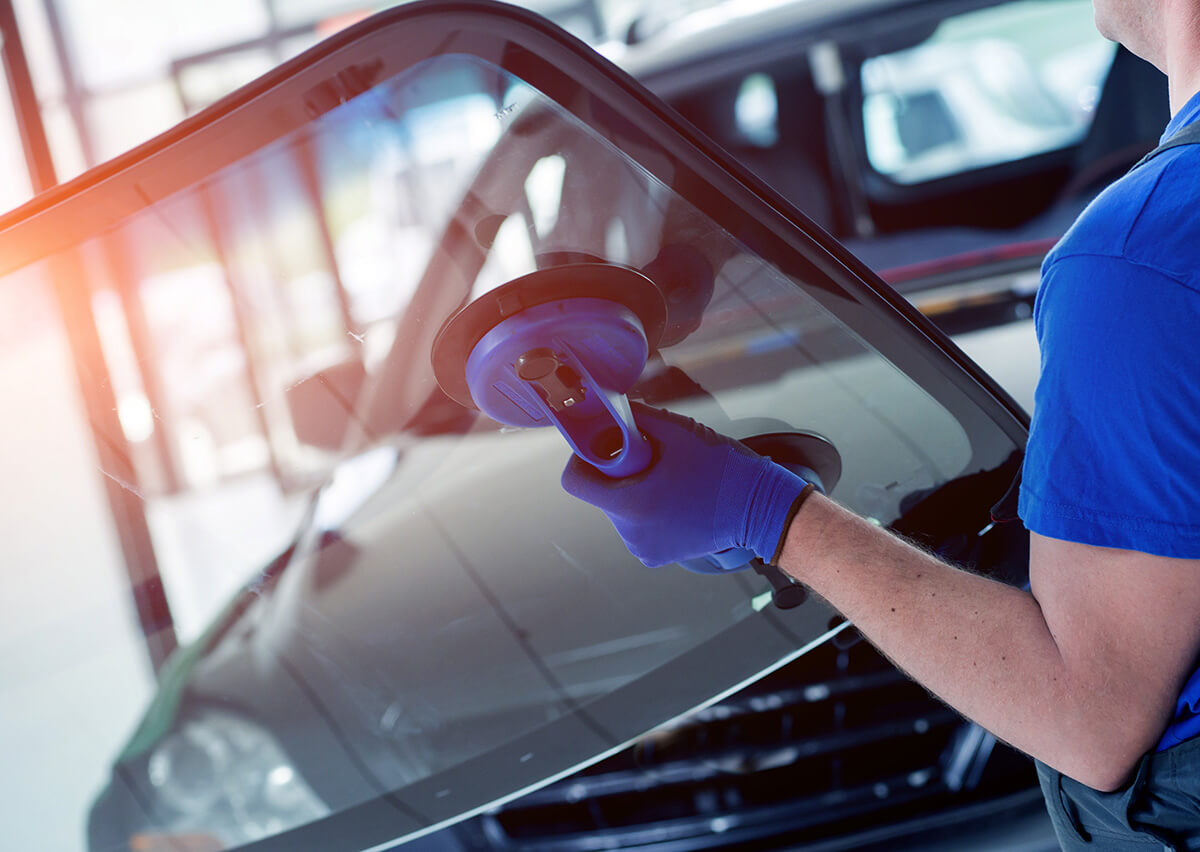 Automobile special workers replacing windscreen